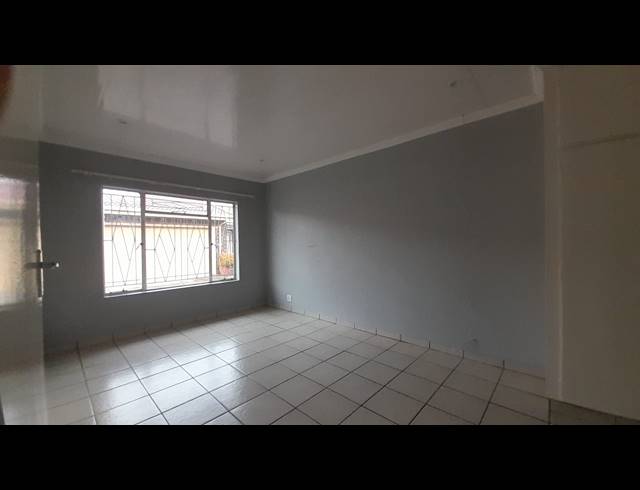 2 BEDROOM TOWNHOUSE TO LET IN THREE RIVERS